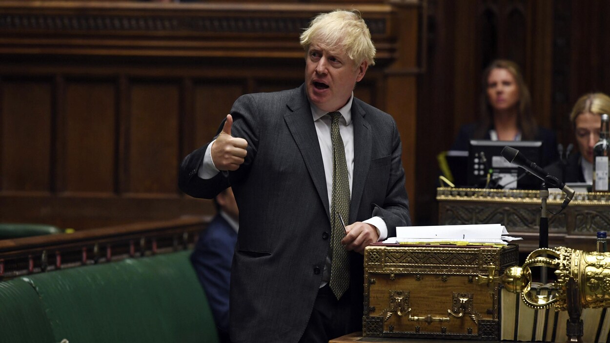 Le premier ministre de Grande-Bretagne, Boris Johnson, debout à la Chambre des communes, lève le pouce en signe d'approbation.