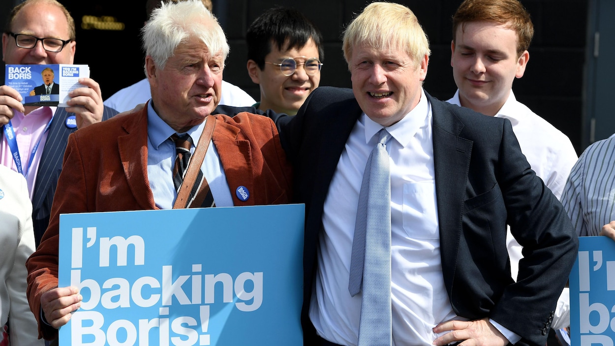 Stanley Johnson aux côtés de son fils, Boris Johnson, et portant une pancarte sur laquelle on peut lire «Je soutiens Boris»