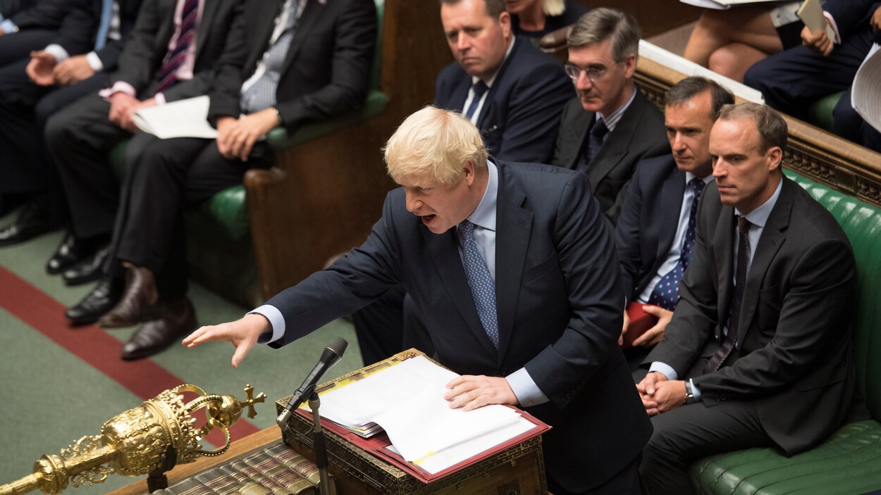 À la Chambre des communes, Boris Johnson pourfend l'opposition, le bras levé.