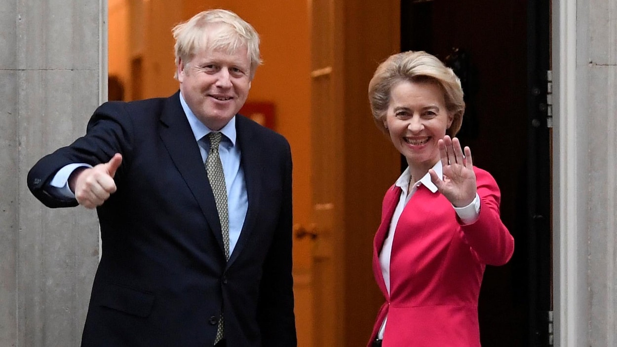 Le premier ministre Boris Johnson et la présidente de la Commission européenne Ursula von der Leyen saluent les médias à Londres.