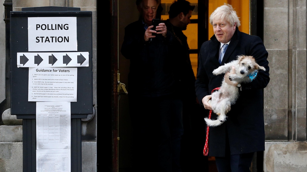 Boris Johnson à la sortie d'un bureau de vote.