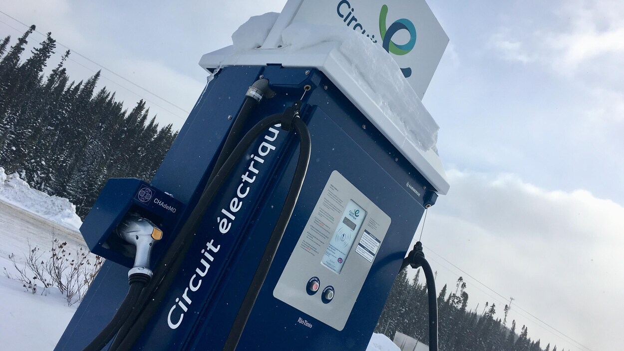 Une borne électrique dans le stationnement d'une station-service.