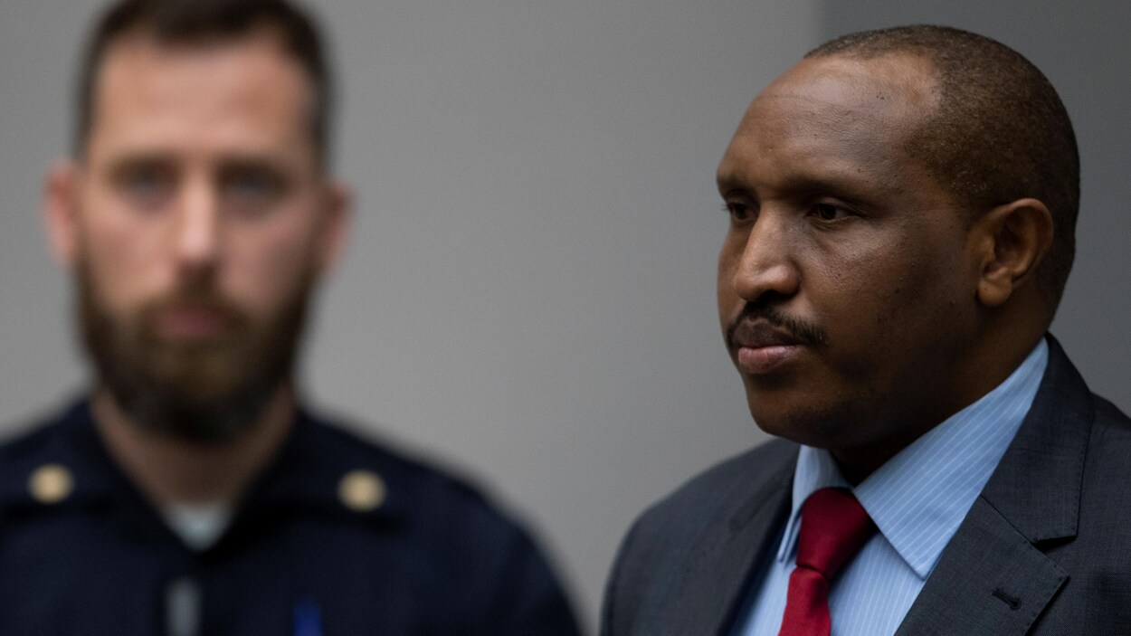 Bosco Ntaganda, debout sans la salle d'audiences.