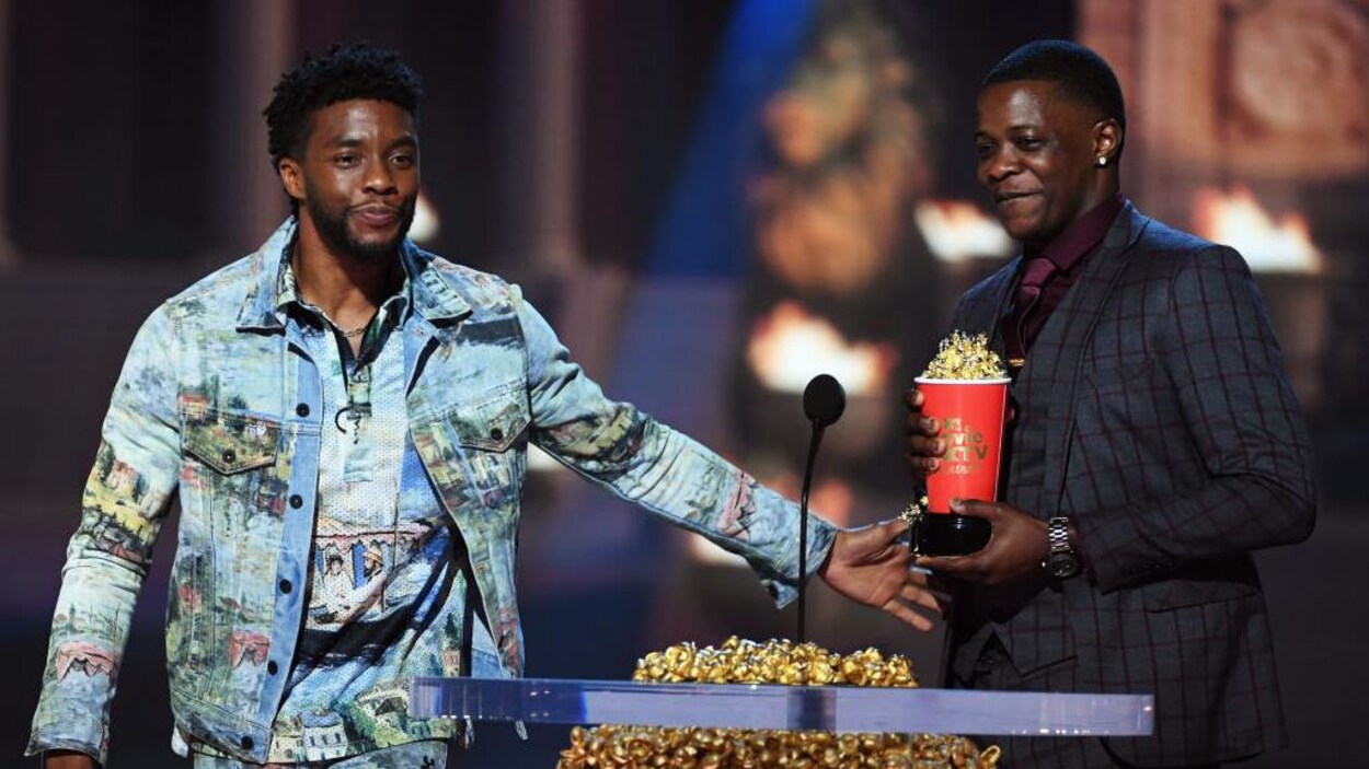 Chadwick Boseman remet son prix représentant du maïs soufflé à James Shaw Jr.. Chadwick Boseman remet son prix représentant du maïs soufflé à James Shaw Jr..