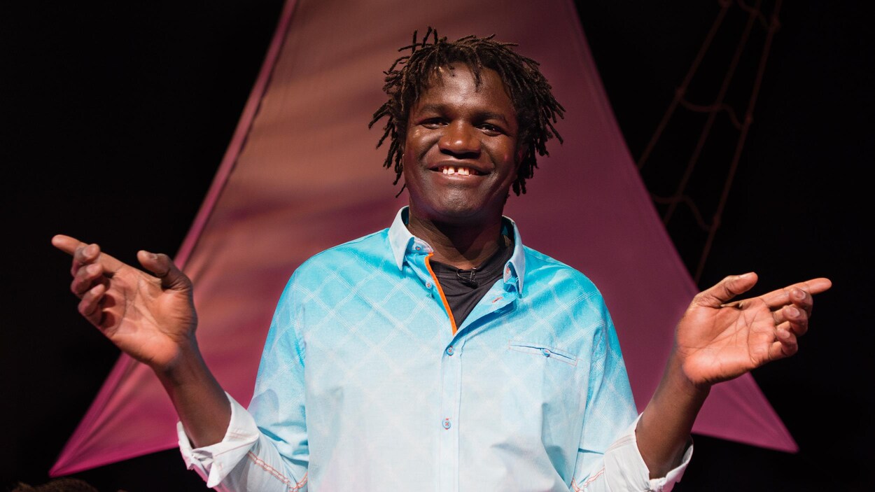 Boucar Diouf, une heure avant la première de son spectacle Magtogoek ou le chemin qui marche, le 5 avril 2018, au Monument national, à Montréal. Boucar Diouf, une heure avant la première de son spectacle Magtogoek ou le chemin qui marche, le 5 avril 2018, au Monument national, à Montréal.