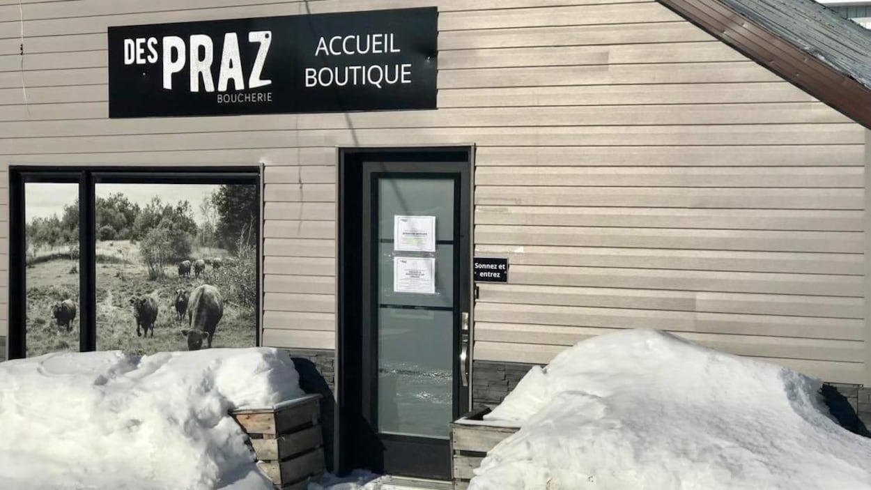 La devanture du commerce Des Praz, l'hiver.