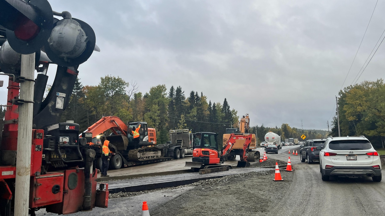 Des travaux sur une voie ferrée bloquent la circulation sur la route 117