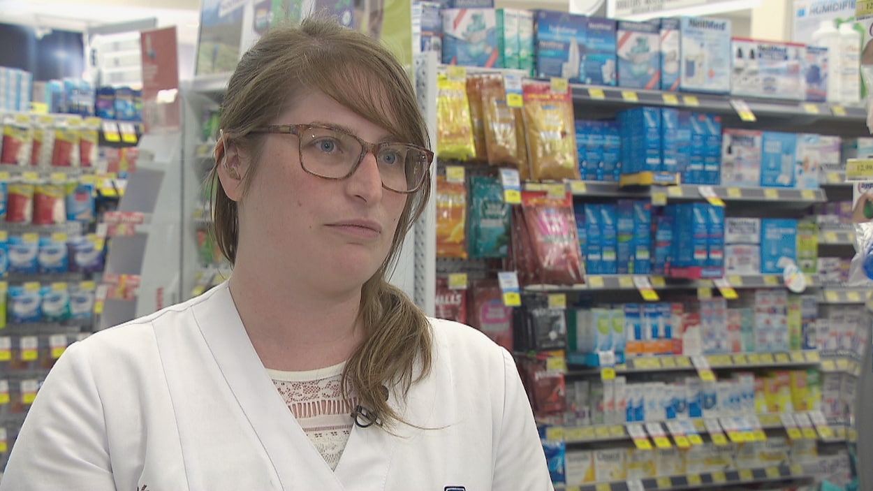 Christine Boudreau devant des étalages de médicaments