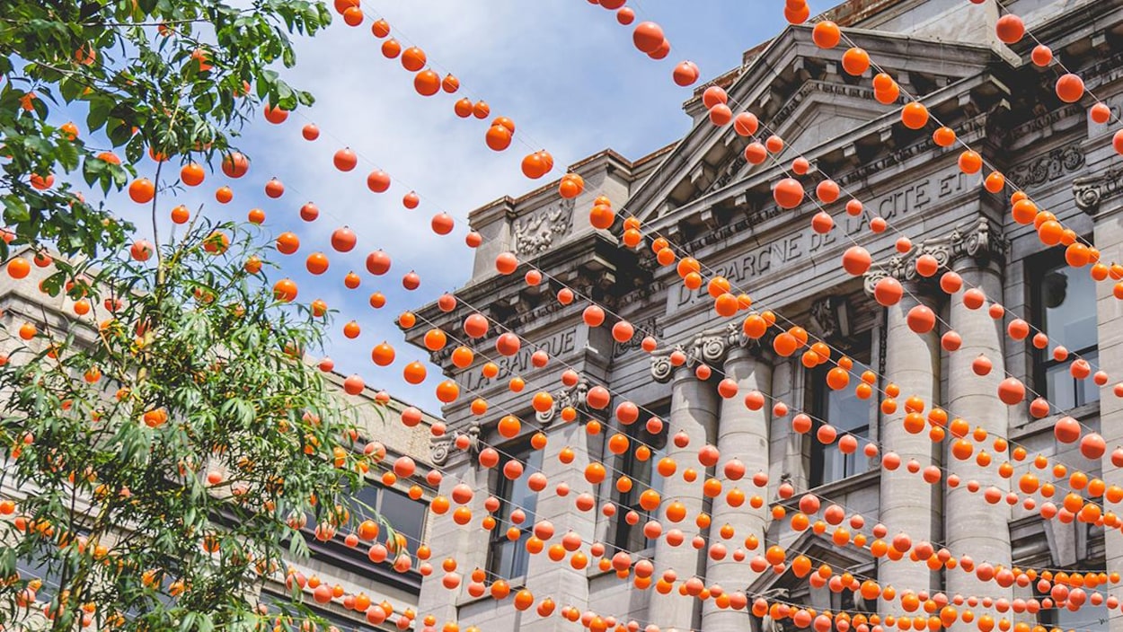 Des boules oranges.