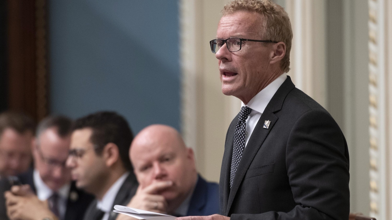 Jean Boulet s'adressant aux élus québécois au Salon bleu.