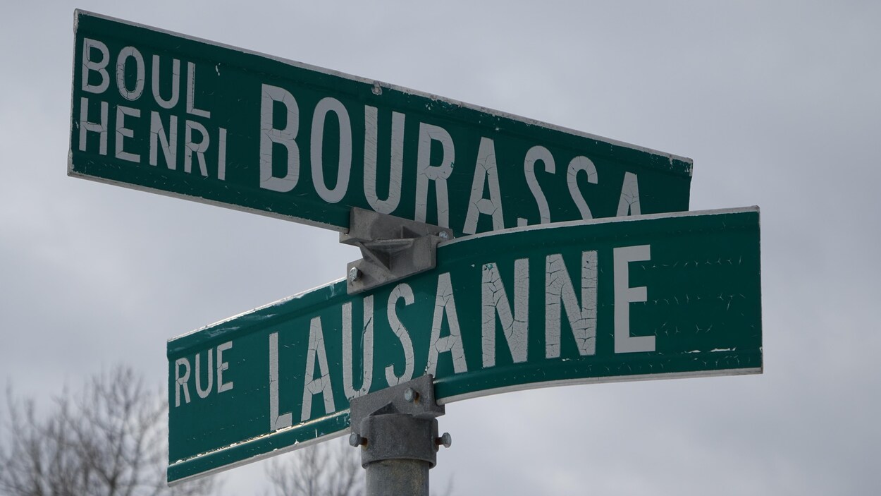 Un panneau de signalisation indiquant le croisement du boulevard Henri Bourassa avec la rue Lausanne.