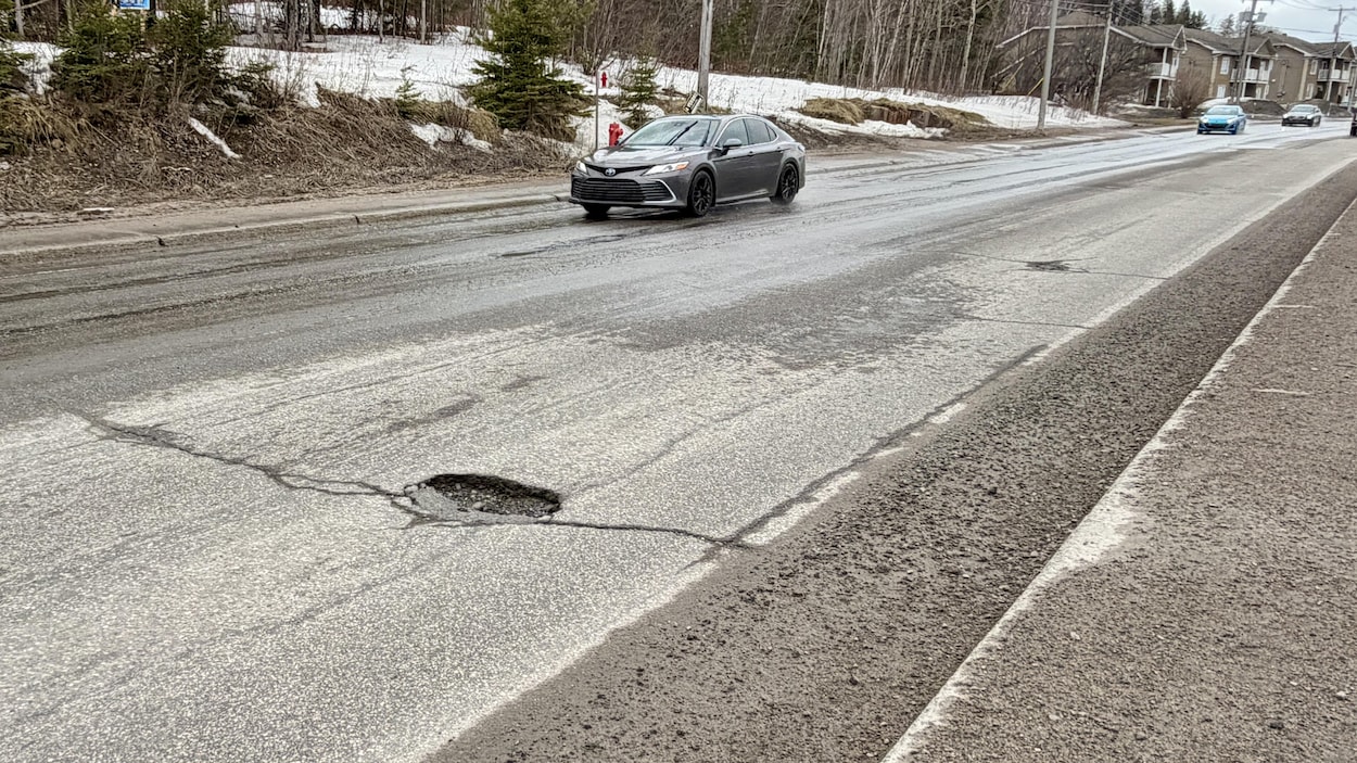 Saguenay songe à dédommager des automobilistes pour des bris liés à des nids-de-poule