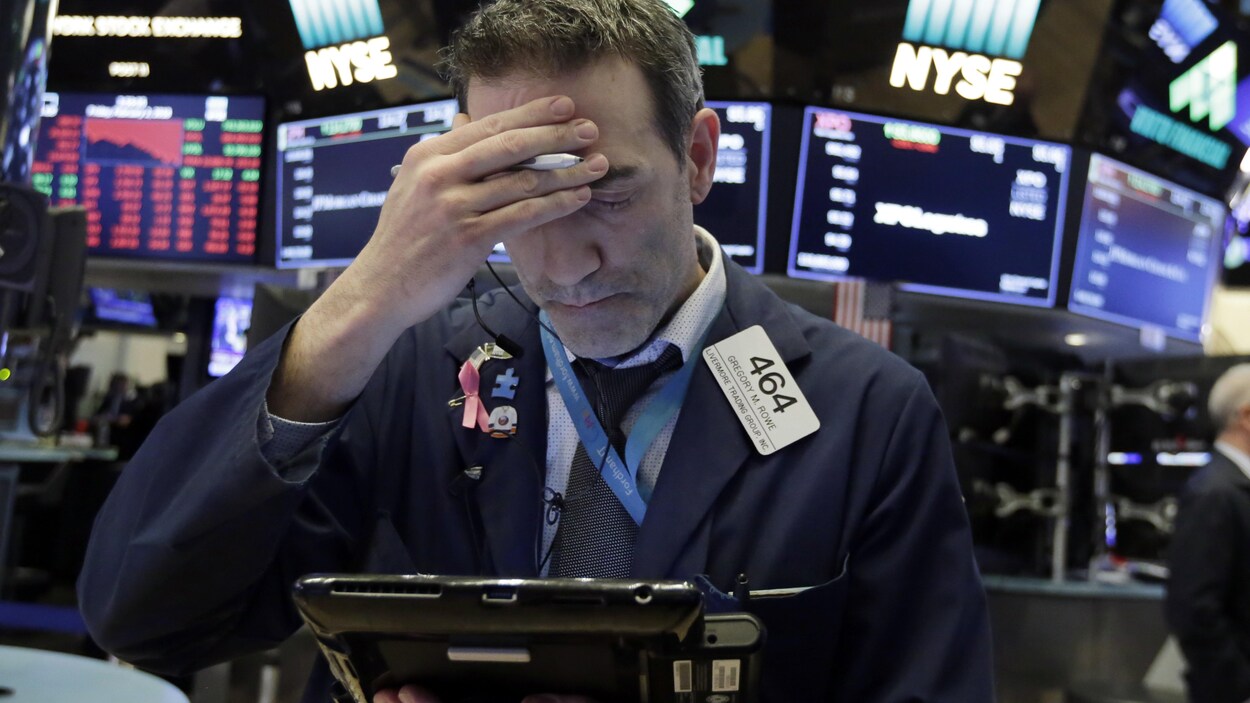 Un courtier sur le plancher de la Bourse de New York. Un courtier sur le plancher de la Bourse de New York.