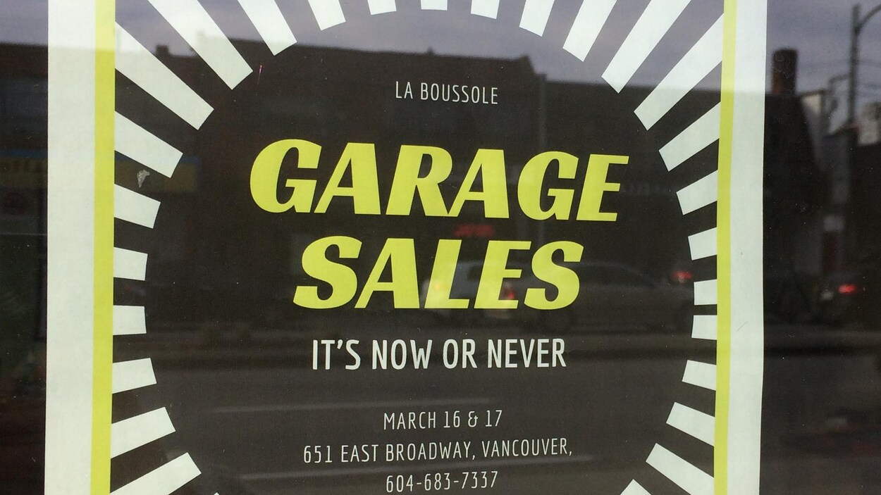 Affiche annonçant une vente de garage à La Boussole. Affiche annonçant une vente de garage à La Boussole.