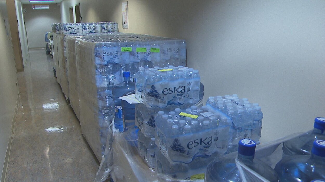 Des bouteilles d'eau dans un corridor d'hôpital.