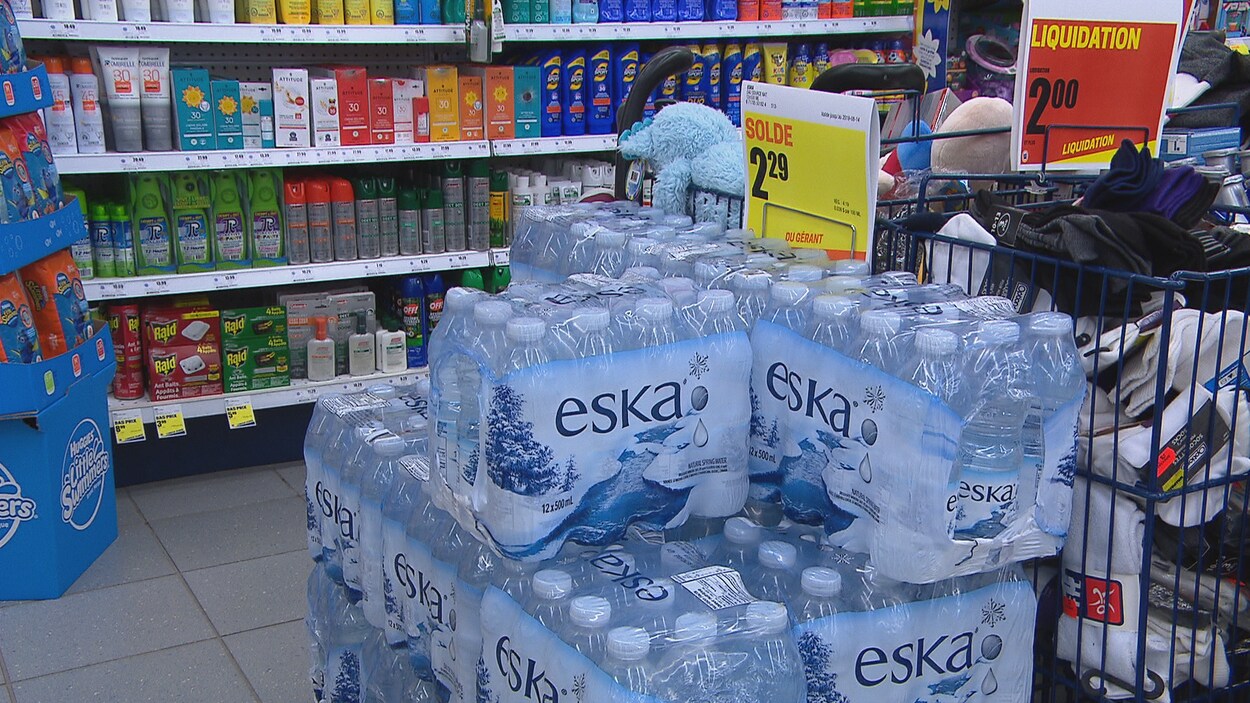 Des bouteilles d'eau dans une pharmacie.