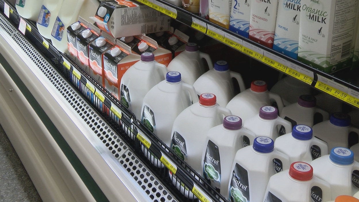 Des bouteilles de lait dans un magasin de l'île de Vancouver Des bouteilles de lait dans un magasin de l'île de Vancouver