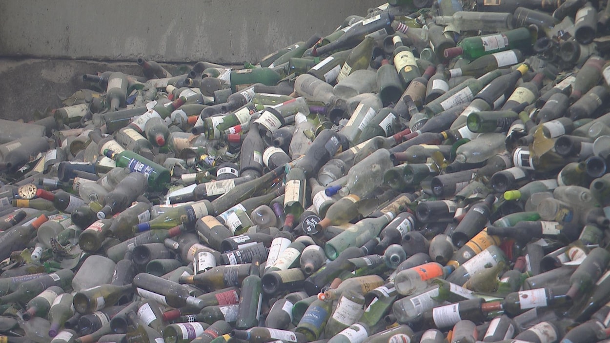 Un amoncellement de bouteilles de vins vides au recyclage