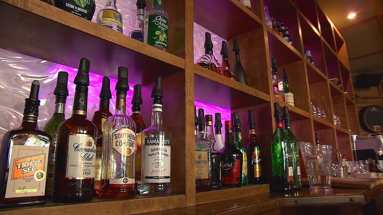 Des bouteilles d'alcool dans un bar. Des bouteilles d'alcool dans un bar.