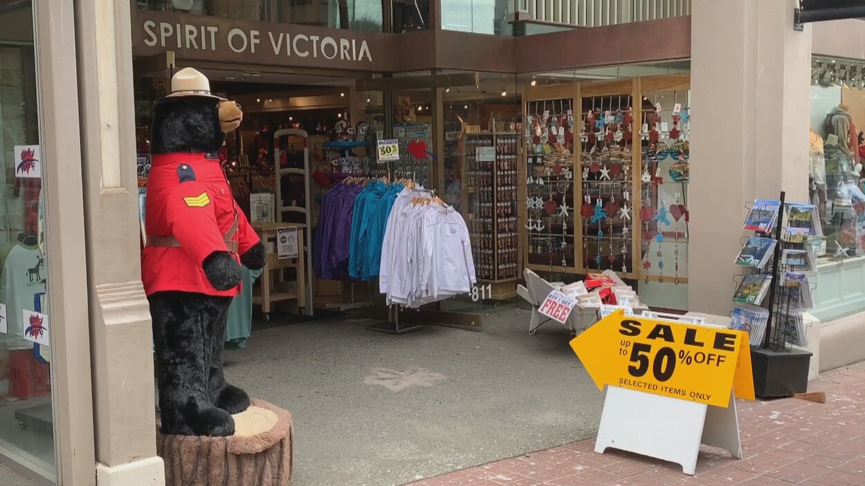 L'entrée d'un magasin pour touristes est vide, mais affiche des offres alléchantes.