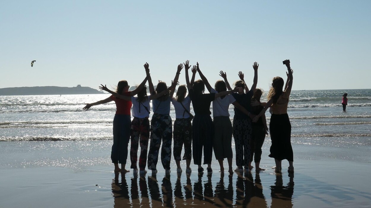 Des jeunes sur une plages.