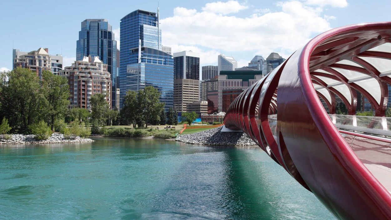Le pont de la Paix traverse la rivière Bow qui longe les immeubles du centre-ville à Calgary.