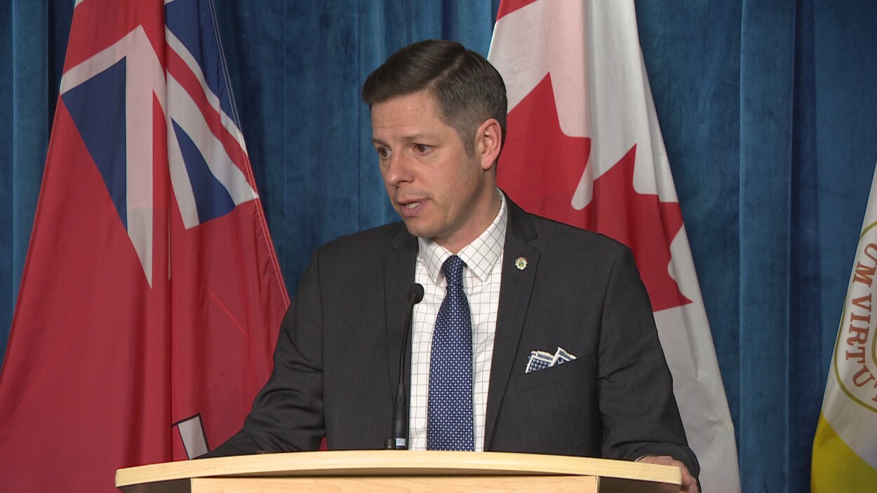 Le maire de Winnipeg, Brian Bowman devant un lutrin.