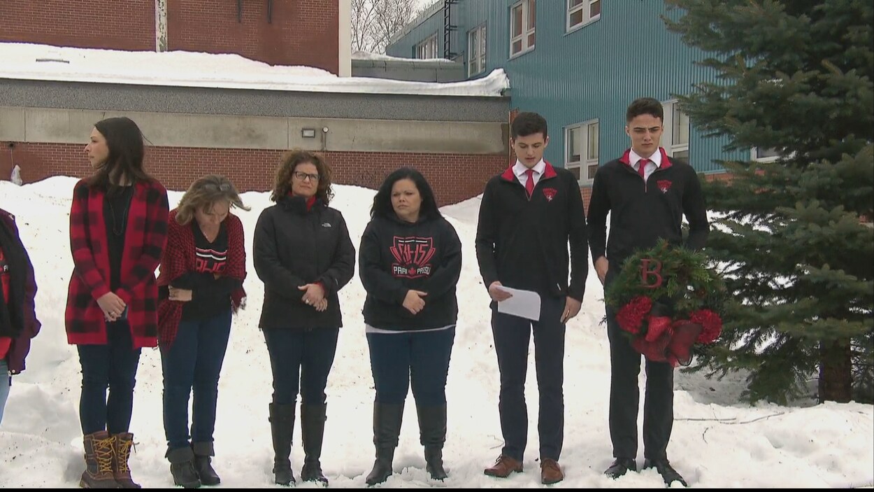Les élèves de l'école Bathurst High observent une minute de silence, à la mémoire des Boys in Red. Les élèves de l'école Bathurst High observent une minute de silence, à la mémoire des Boys in Red.