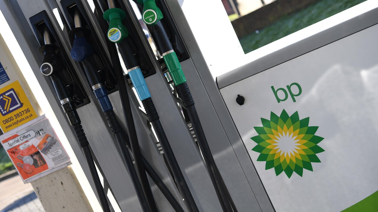 Un poste d'essence dans une station service de BP.