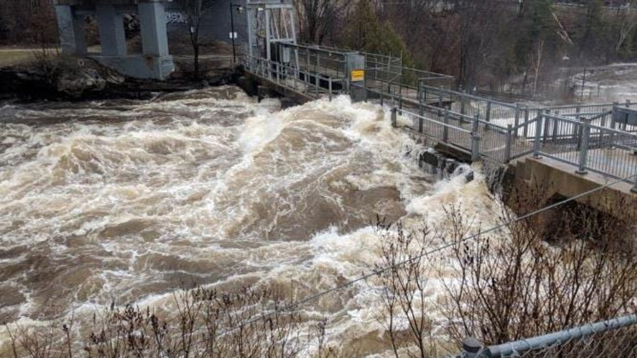 Une grande quantité d'eau s'écoule des chutes de Bracebridge le 21 avril 2019. Le maire a déclaré l'état d'urgence.