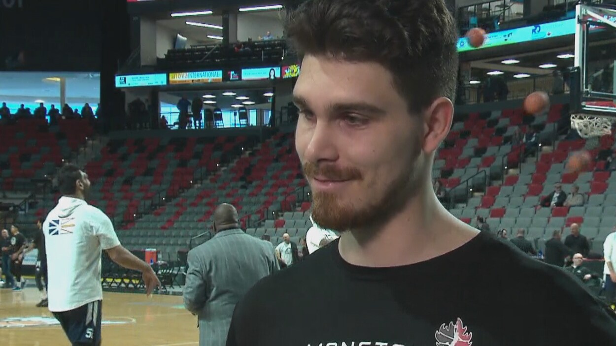 Brad States, ailier du Magic de Moncton, répond aux questions du journaliste.