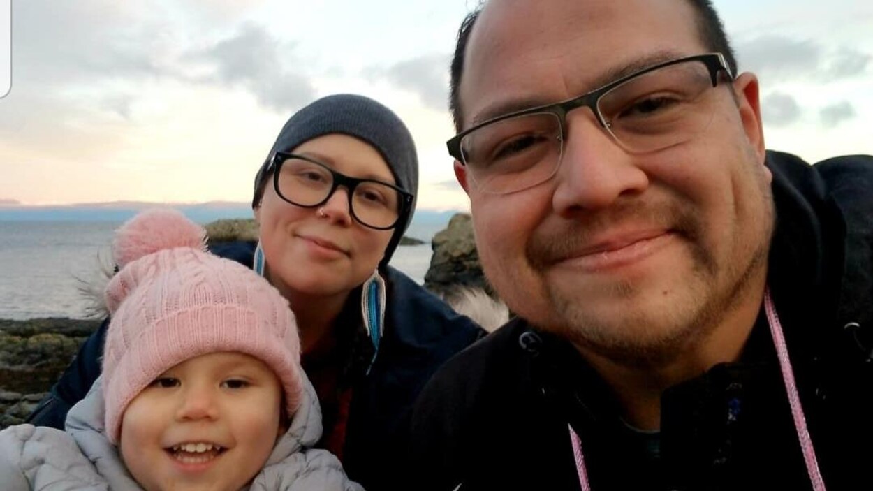 La famille se prend en portrait au bord de l'eau.