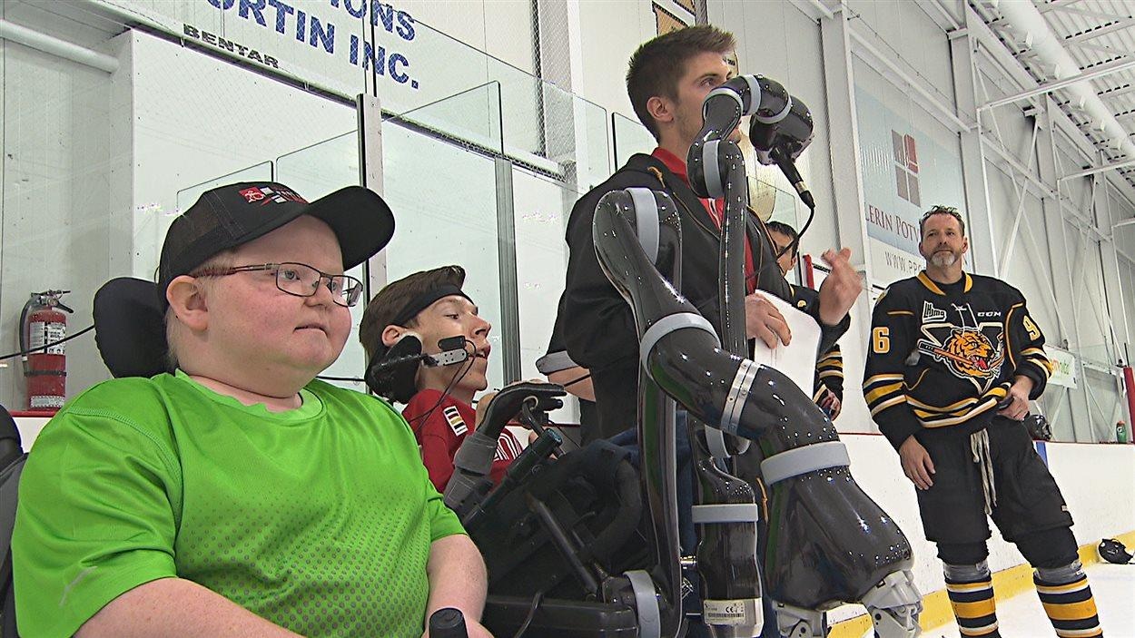 des personnes handicapés avec un bras robotisé