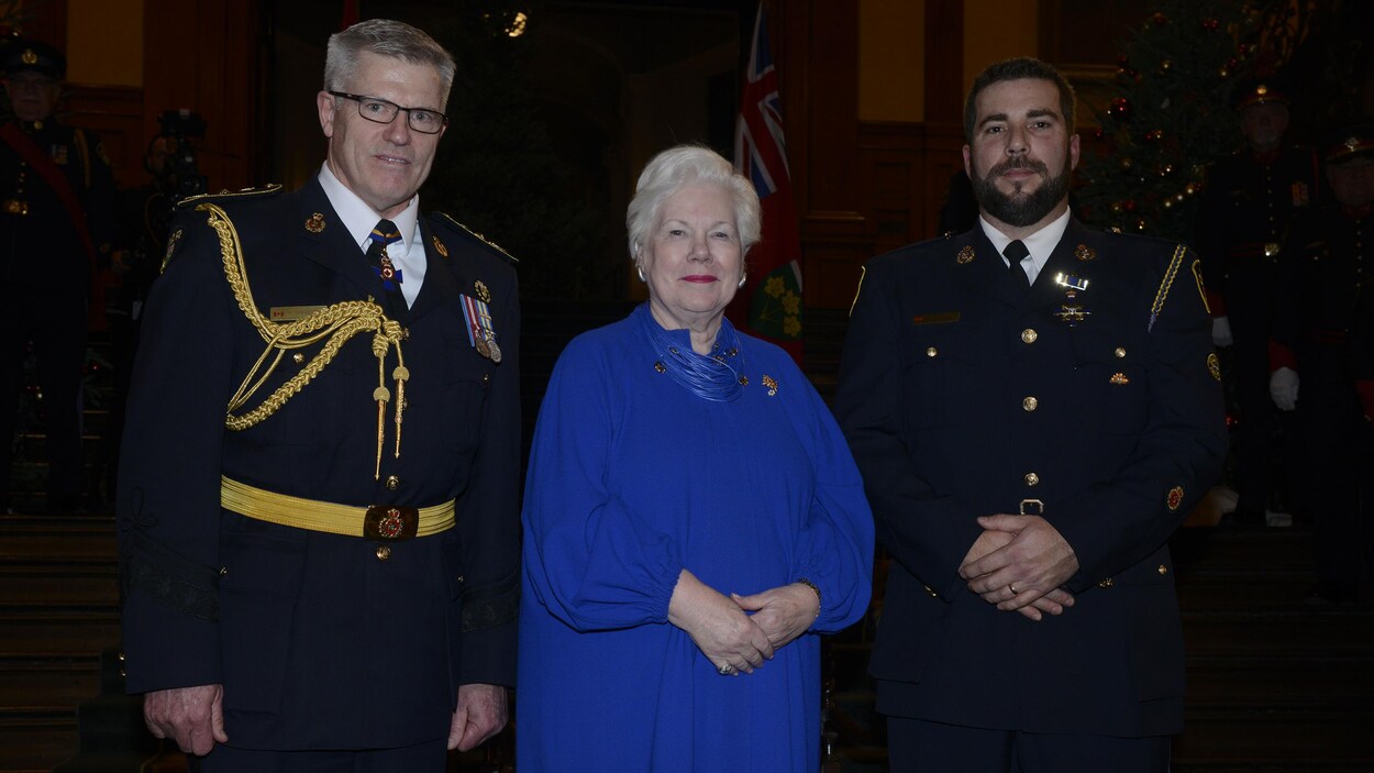 L’agent Jeff Lobsinger du détachement de Thessalon (à droite) en compagnie du commissaire de la PPO Vince Hawkes (à gauche) et de la lieutenante-gouverneure de l’Ontario Elizabeth Dowdeswell.