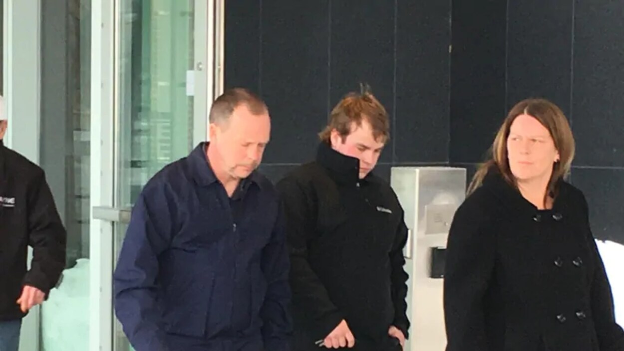 Brayden Bushby et ses parents sortent du palais de justice de Thunder Bay.