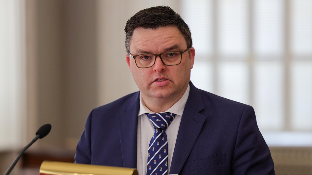 Le député libéral Brendan Maguire se joint aux conservateurs et devient