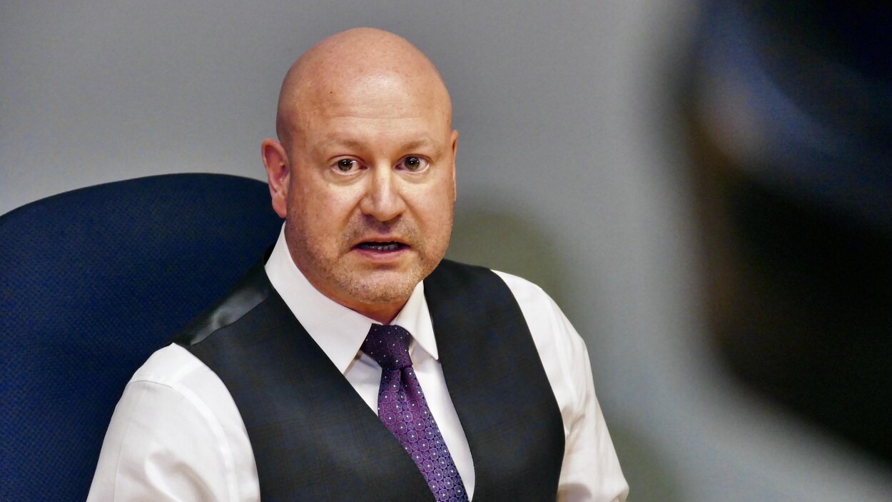Le docteur Brent Roussin parle.
