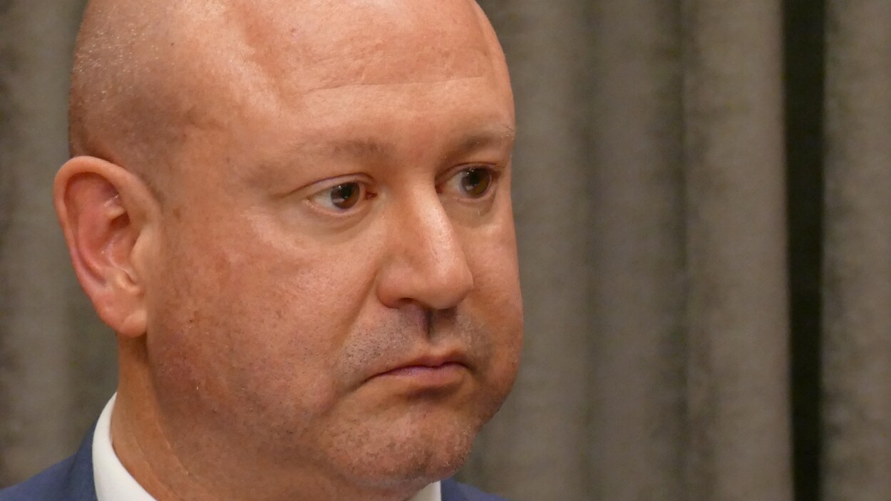 Gros plan sur le visage de Brent Roussin qui regarde vers la droite de la photo.