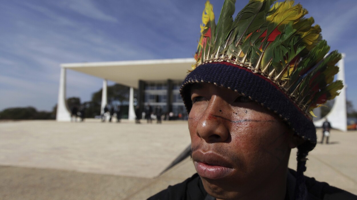 Un Indien Guarani participant à une manifestation devant la Cour suprême à Brasilia, quelques heures avant que celle-ci ne rende son jugement.