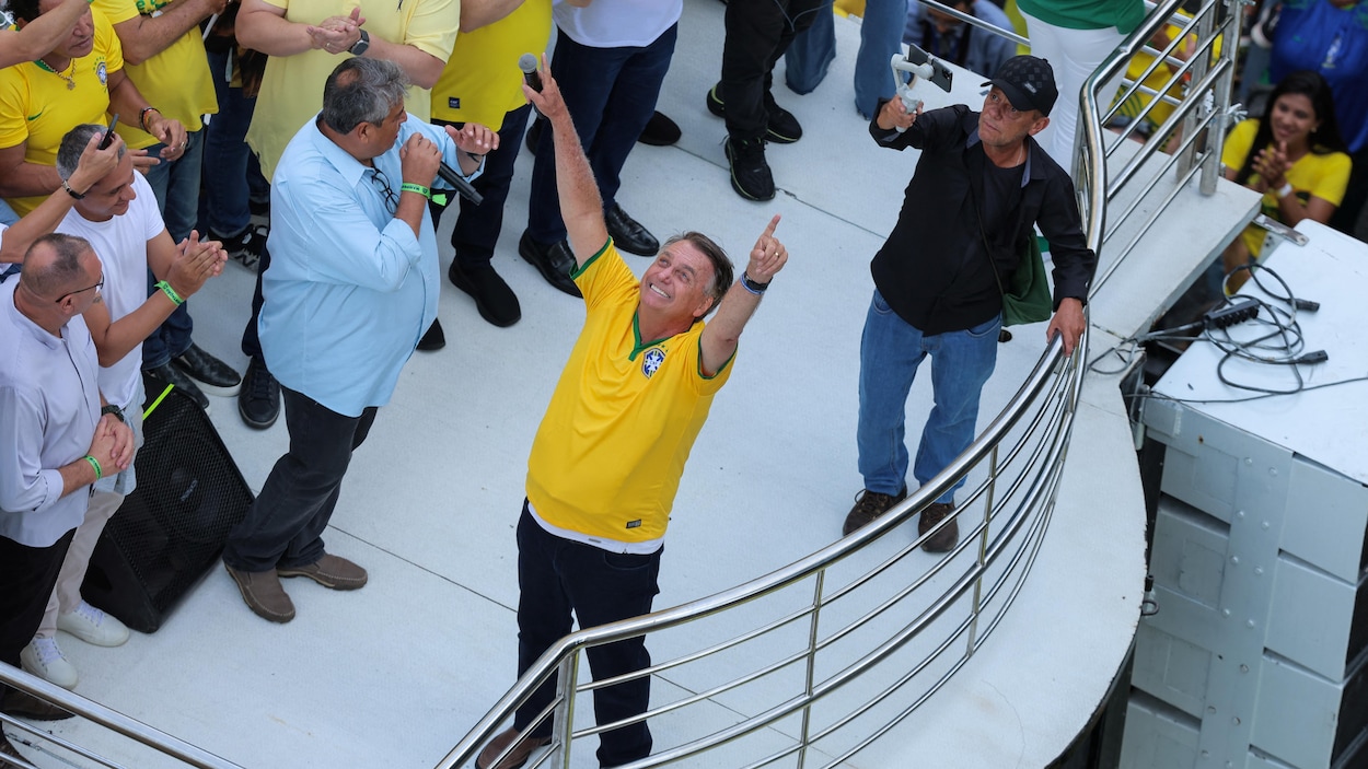 No Brasil, milhares de apoiadores de Bolsonaro saem às ruas