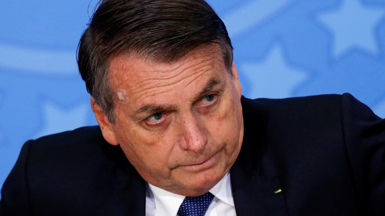Le président du Brésil, Jair Bolsonaro, vêtu d'un complet sombre.