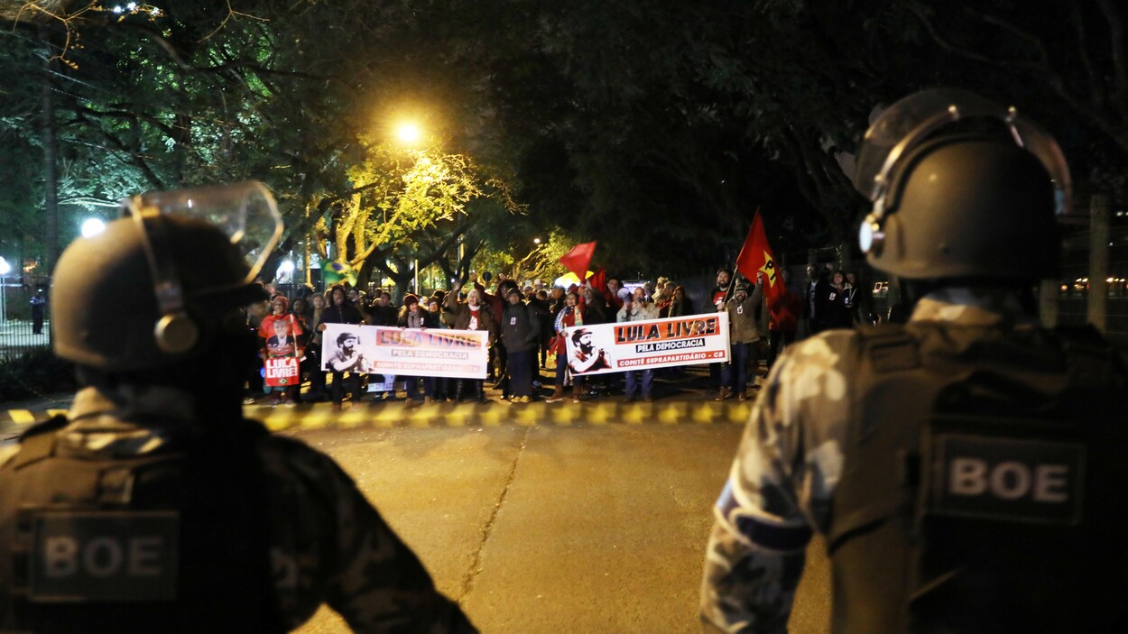 Des policiers devant une foule de manifestants. Des policiers devant une foule de manifestants.