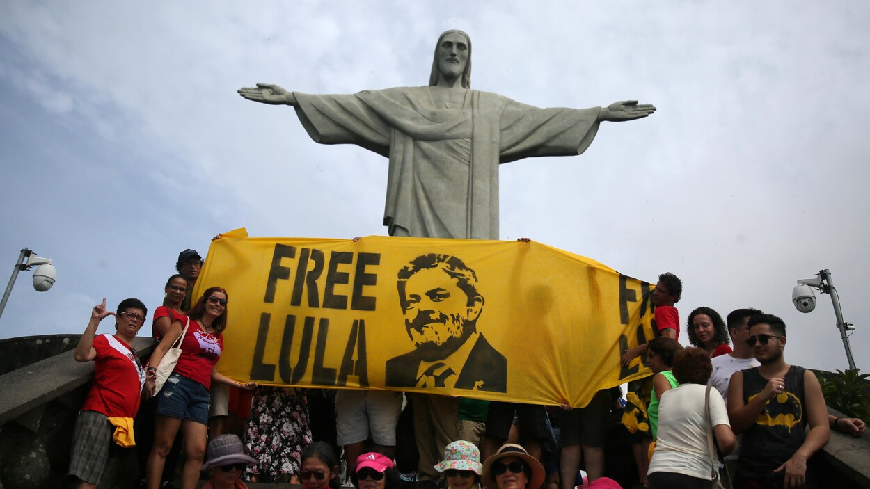 Des partisans de Lula manifestent devant la statue du Christ Rédempteur à Rio de Janeiro. Des partisans de Lula manifestent devant la statue du Christ Rédempteur à Rio de Janeiro.