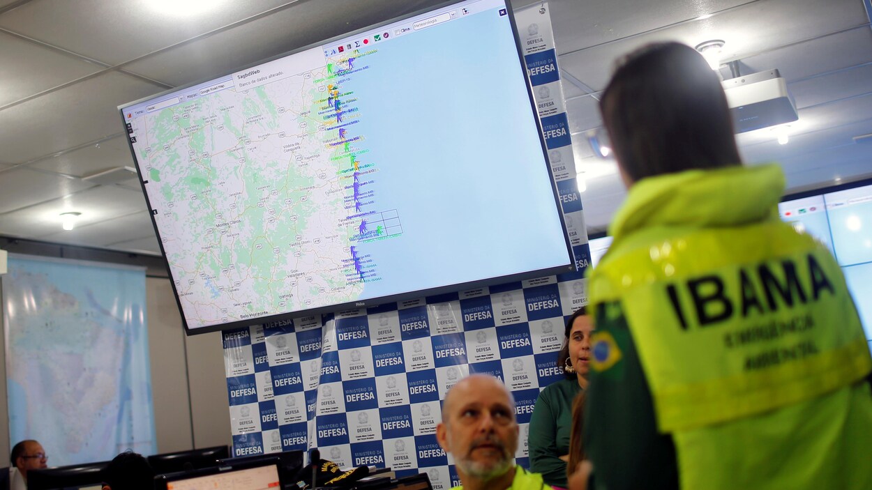 Des militaires surveillent les écrans identifiant les traces de pétrole sur la côte nord-est du Brésil.