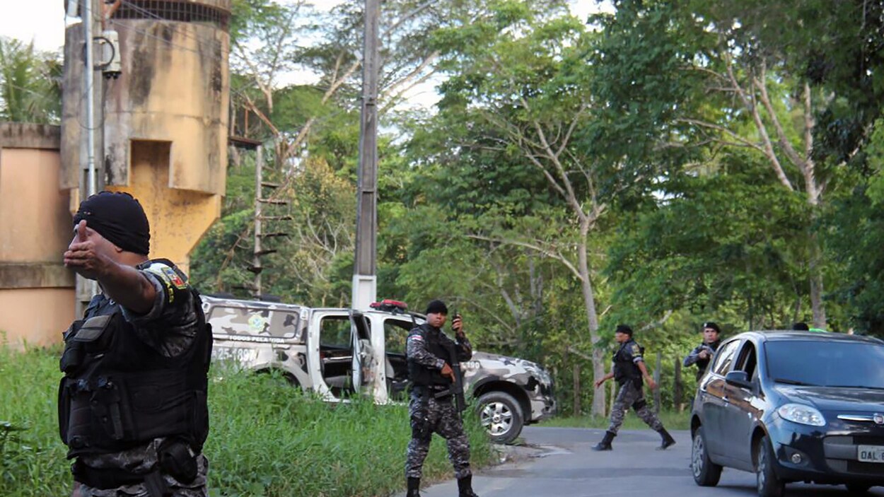Au Brésil, des policiers militaires à la prison où une soixantaine de détenus sont morts.