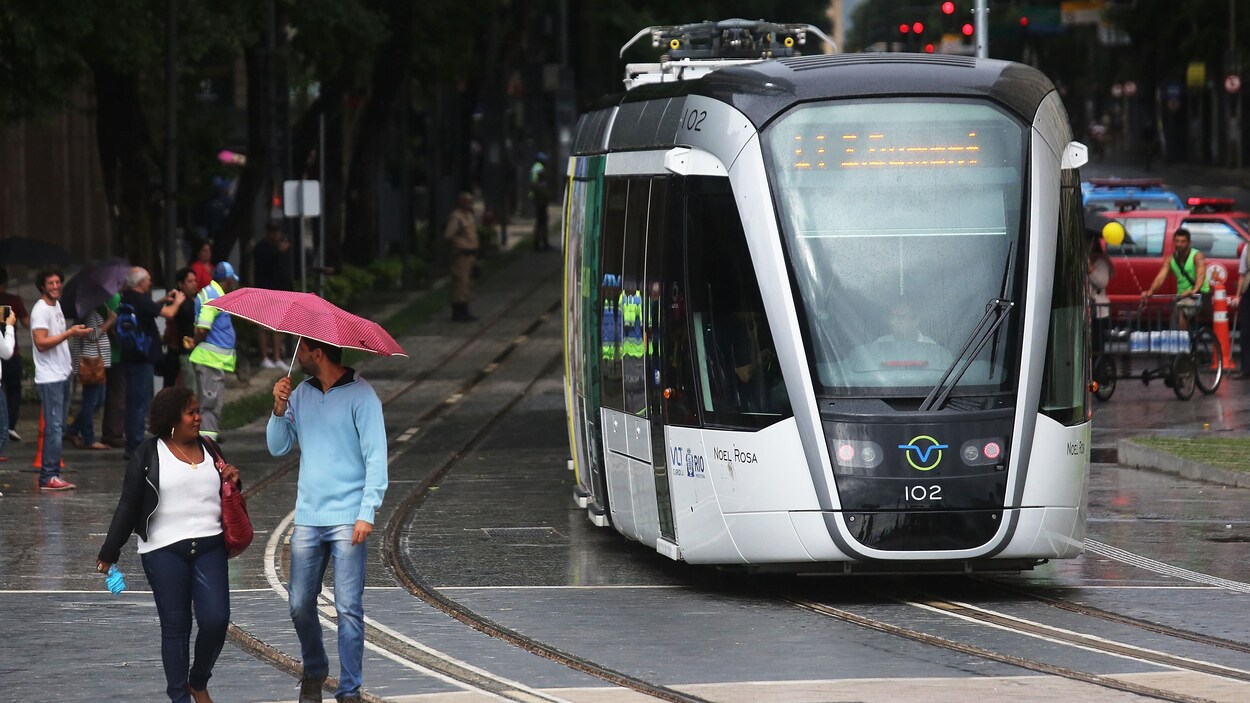 Un train léger circule à Rio de Janeiro, au Brésil.