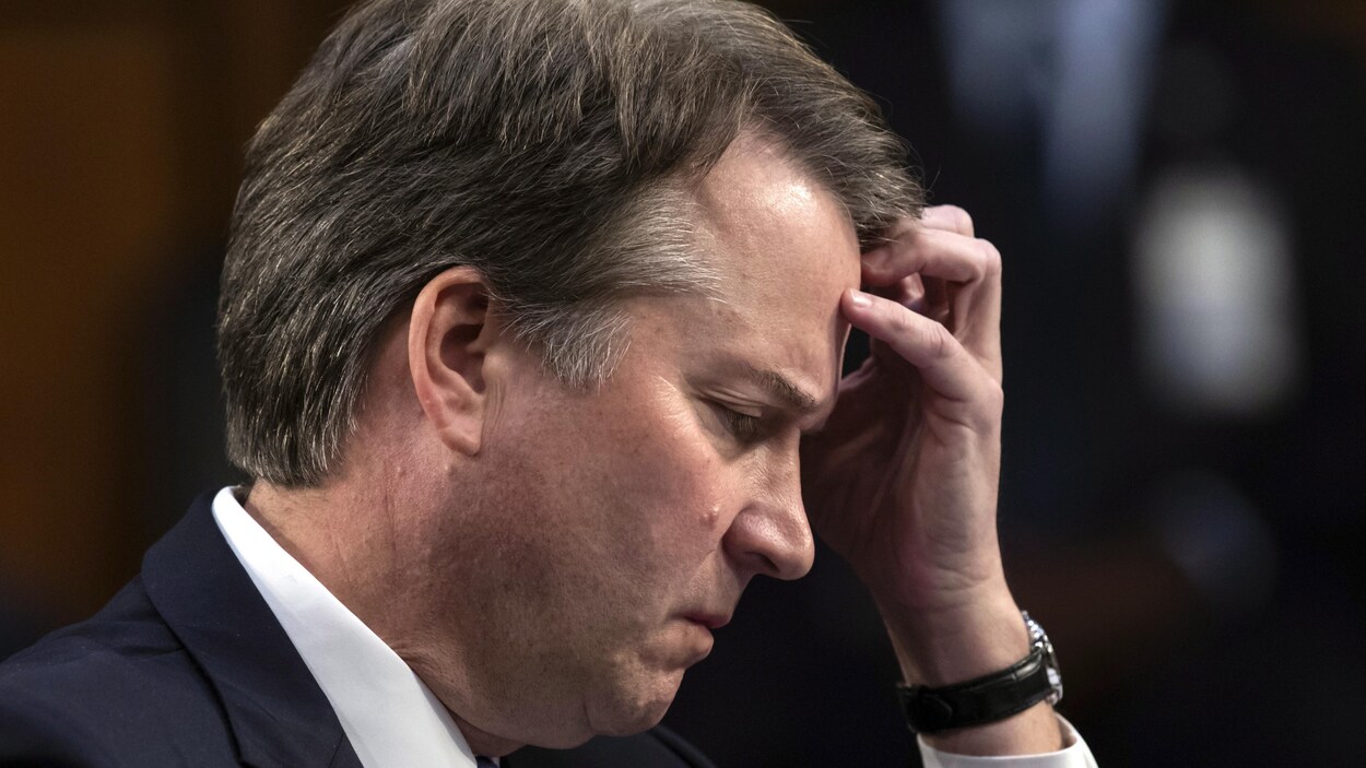 Brett Kavanaugh, candidat à la Cour suprême, attend de témoigner devant la Commission judiciaire du Sénat pour le troisième jour de son audience de confirmation des charges, au Capitole de Washington.