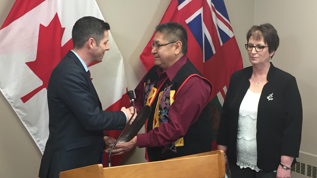 le maire Brian Bowman, le chef de la Première Nation Shoal Lake et la ministre provincial Eileen Clarke en conférence de presse.