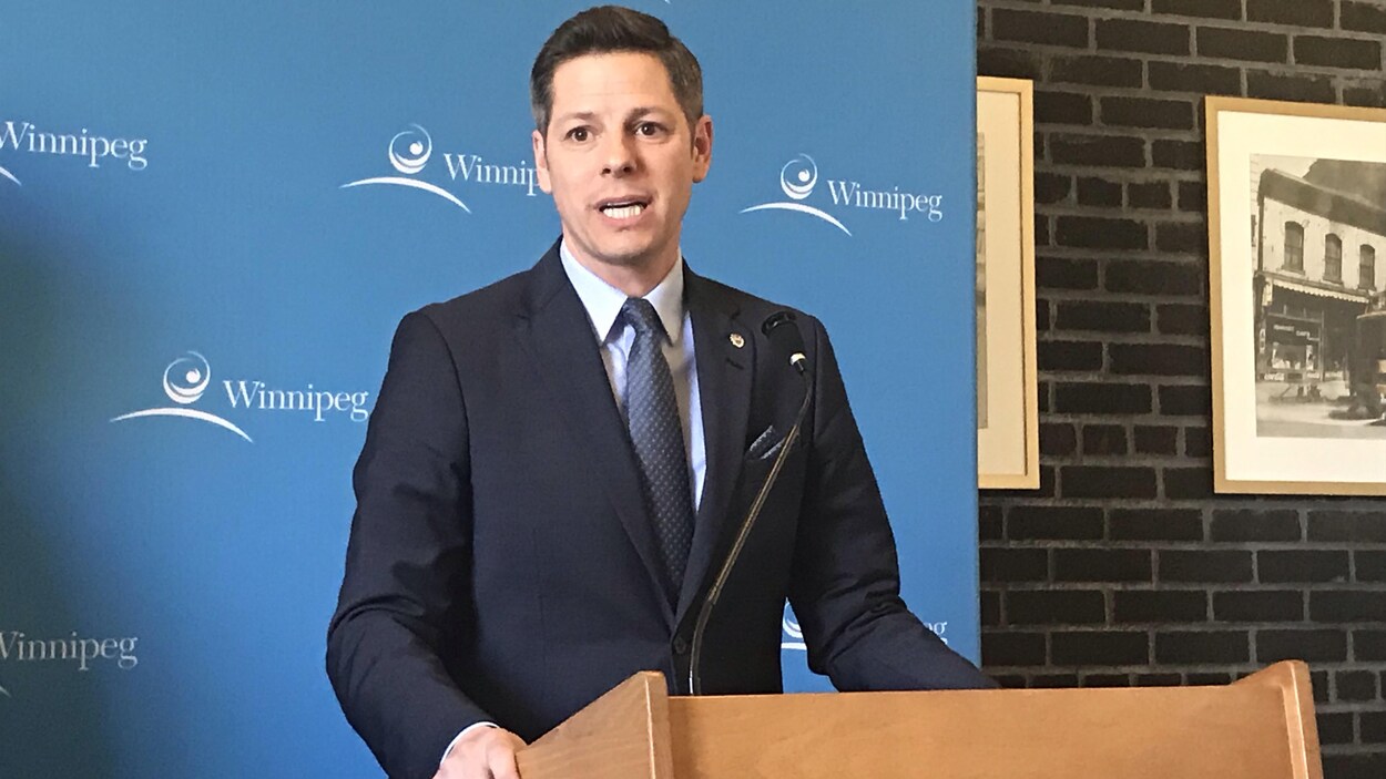 Brian Bowman, maire de Winnipeg, fait une allocution debout devant un lutrin.