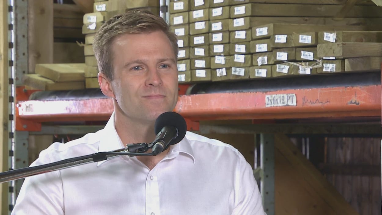 Brian Gallant alors en train d'écouter la question d'un journaliste.
